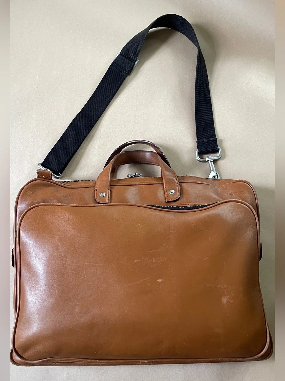 JACK SPADE // men’s cognac brown cow leather slim laptop messenger bag